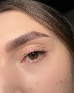 Vopsire sprancene cu henna - rezultat natural